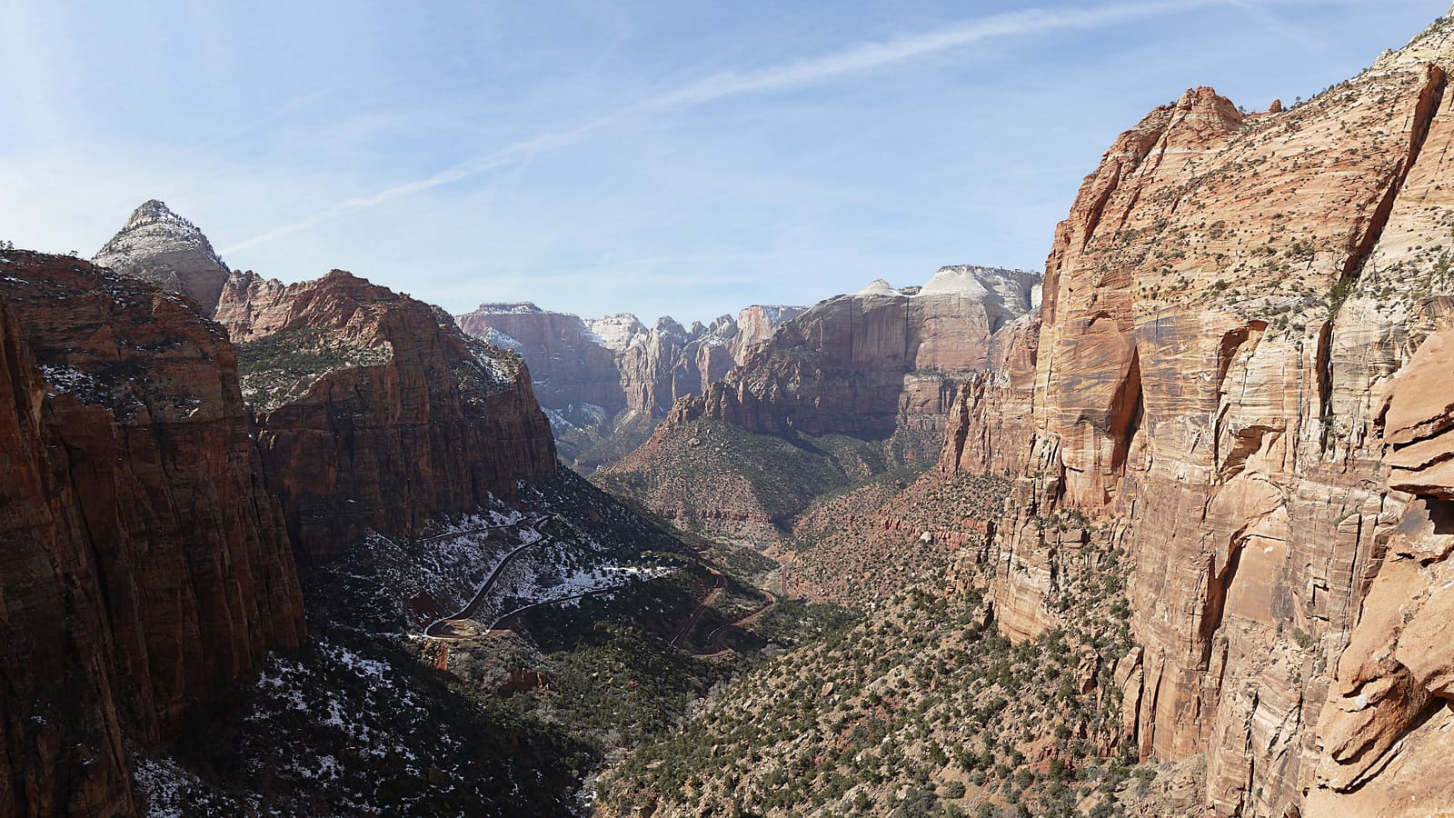 A canyon view from the Overlook Trail in Zion National Park, Utah