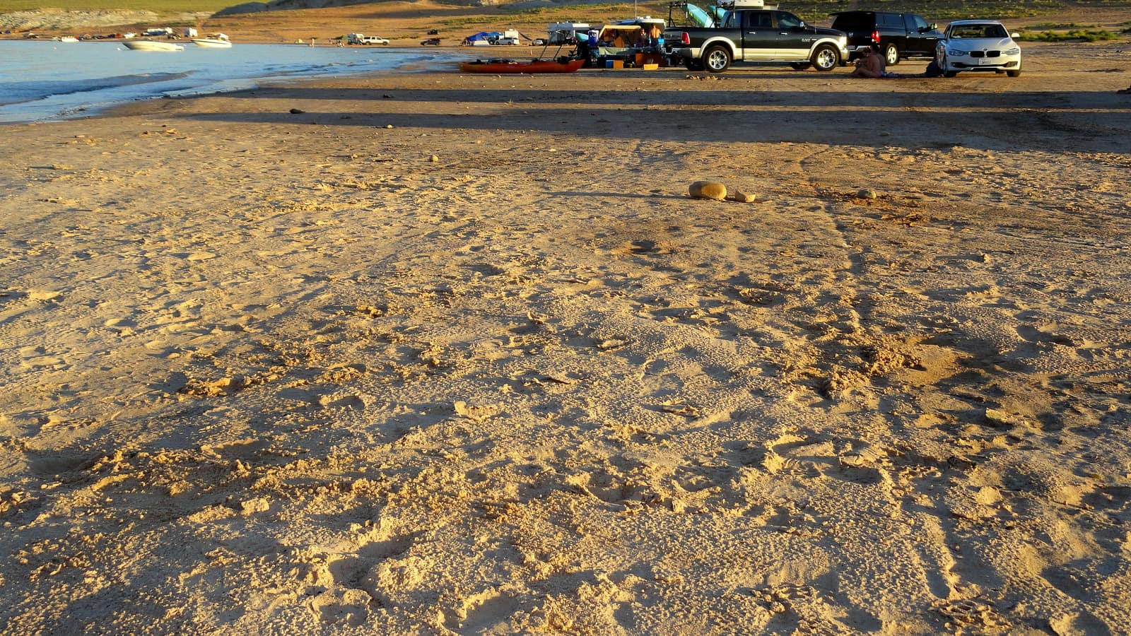 The open, family-friendly beach at Lone Rock on Lake Powell