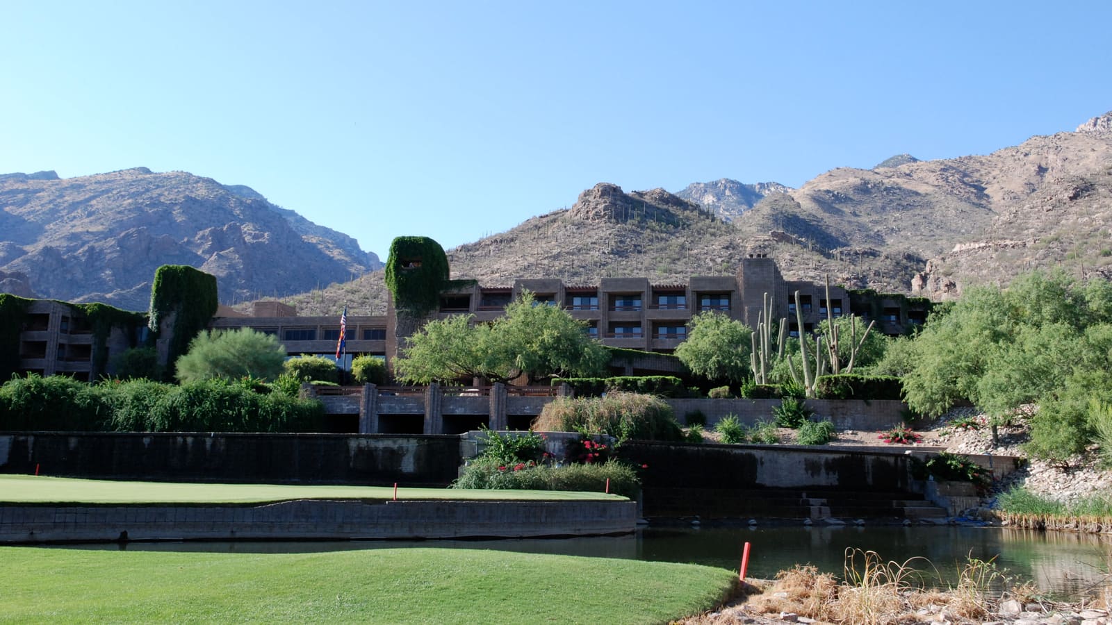 Golf green with water hazard at Loews Ventana Canyon Resort below the Santa Catalina Mountains, Tucson