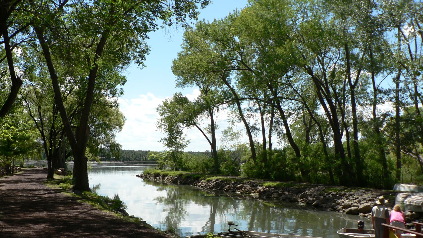 A family-friendly lakeside path in Lakeside, Arizona, in the White Mountains